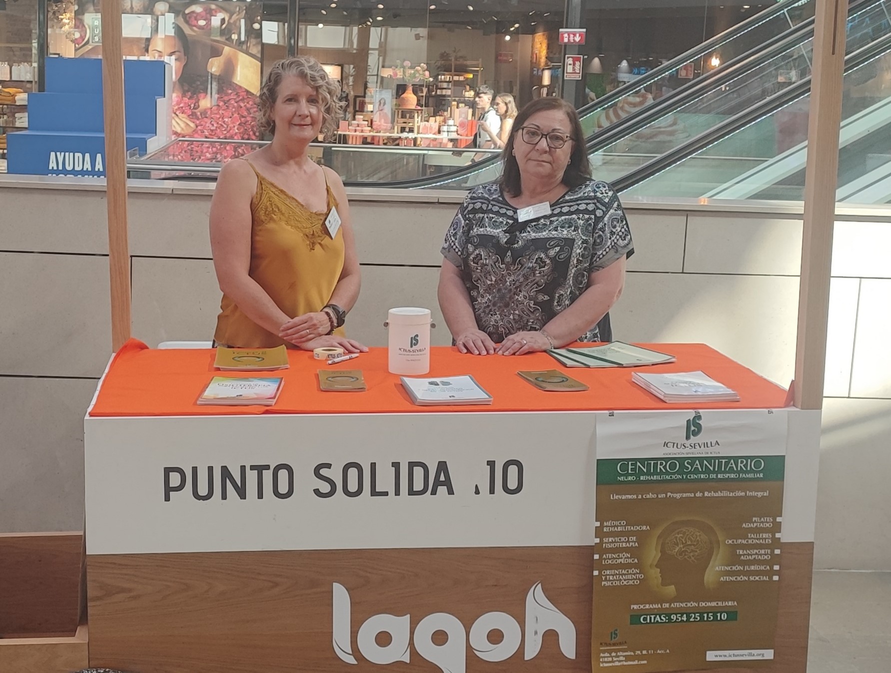 foto mesa informativa en centro comercial Lagoh